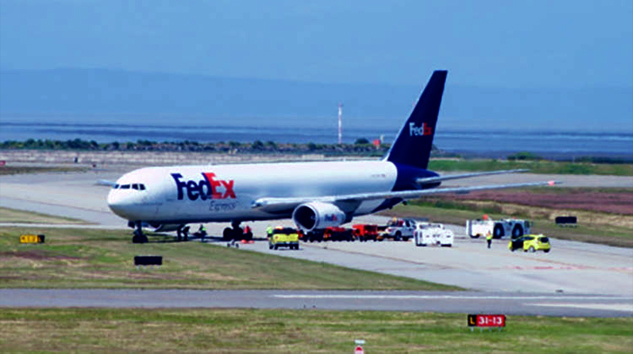 Fedex’in B767’si Kanada’da taksi yaparken pistten çıktı