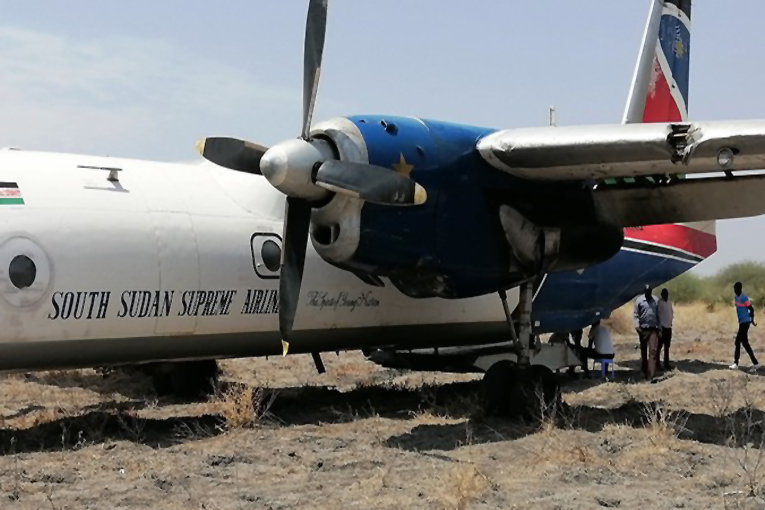 An-26’nın toprak piste inişte lastiği patladı