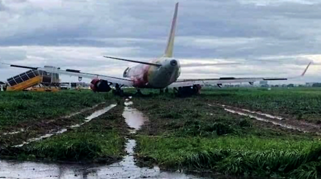 Vietnam’da yolcu uçağı pistten çıktı