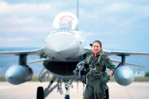 Türkiye’nin ilk kadın F-16 savaş uçağı pilotu Berna Şen albaylığa yükseldi