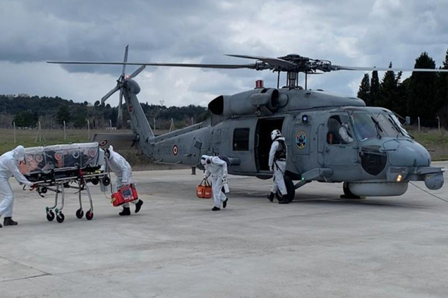 Deniz Kuvvetleri’nin helikopteri covid hastası için havalandı