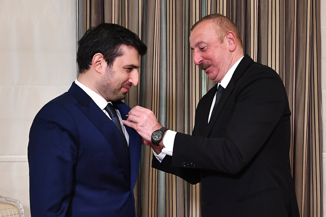 Aliyev, Selçuk Bayraktar’a ‘Karabağ Nişanı’ ödülü taktı