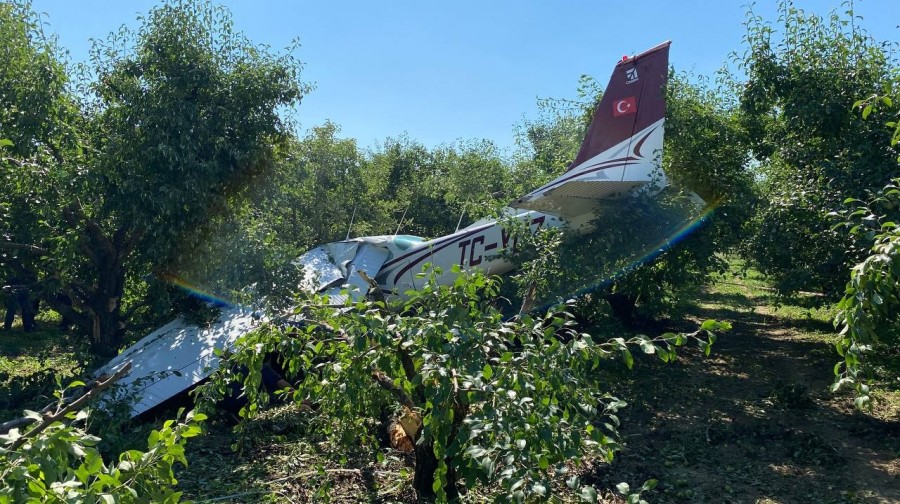 Bursa’da Cessna 172 meyve bahçesine acil indi