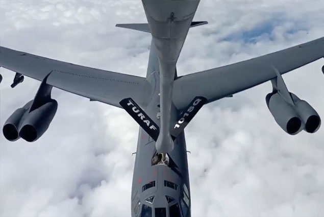 Türk KC-135 tanker uçağı B-52’lere yakıt nakli yaptı