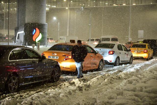 IST’te binlerce yolcu ve turist mahsur kaldı