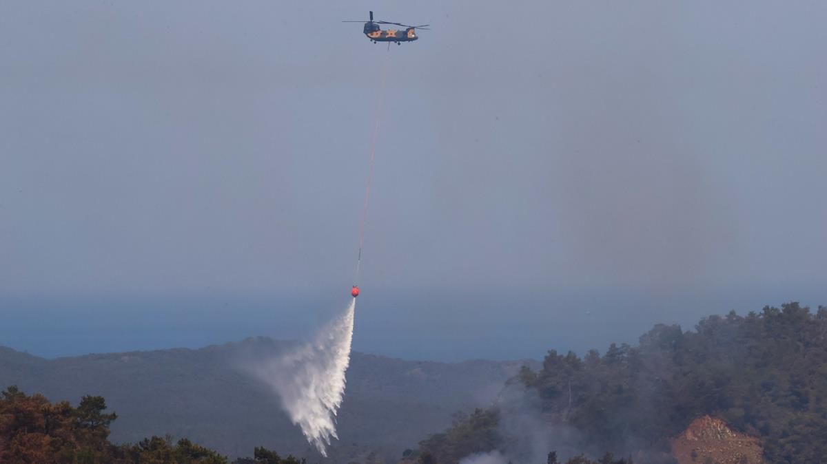 Kara Kuvvetleri, helikopterleri yangına müdahale ediyor