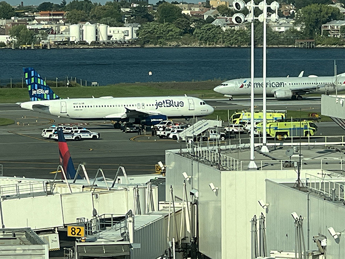 Jetblue uçağı apron aracına çarptı