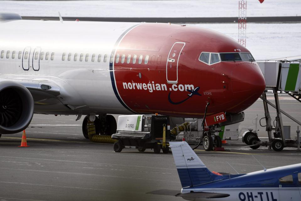 Norwegian Air uçağına  kuş çarptı acil indi