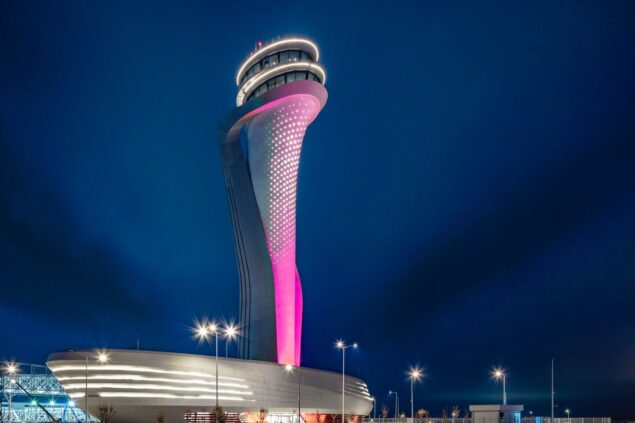 İGA İstanbul Havalimanı, kuleyi pembe ışıkla aydınlattı