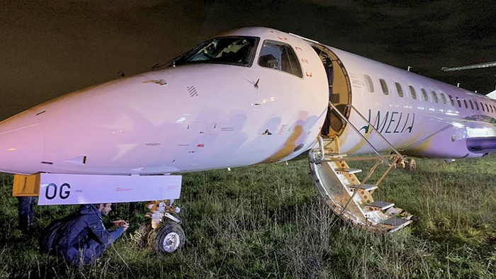 Embraer ERJ-145 Orly Havalimanı’nda pistten çıktı