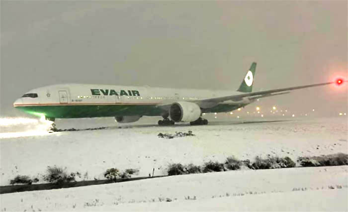 Eva Air’in B77’si taksi pistten çıktı