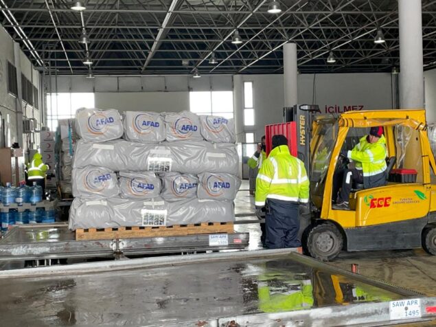 THY deprem bölgelerine yardımları götürmek için hazırlanıyor