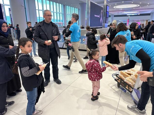 İGA, depremzedeleri “su ve sandviç” ikramı ile karşılıyor