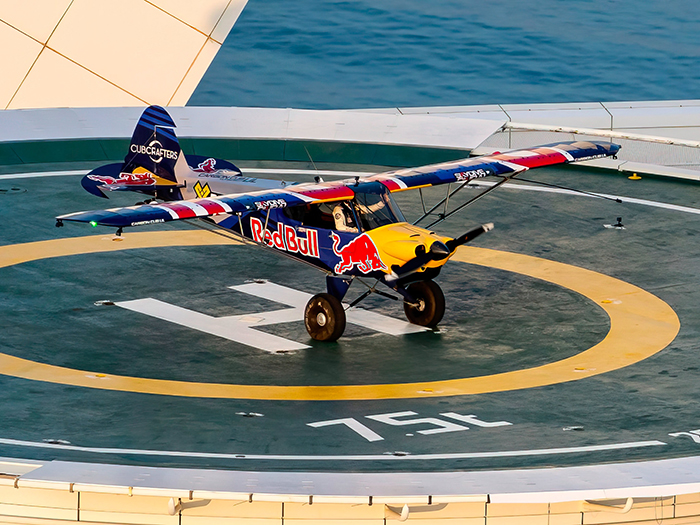 Dubai’deki Burj Al Arab helikopter pistine uçakla indi