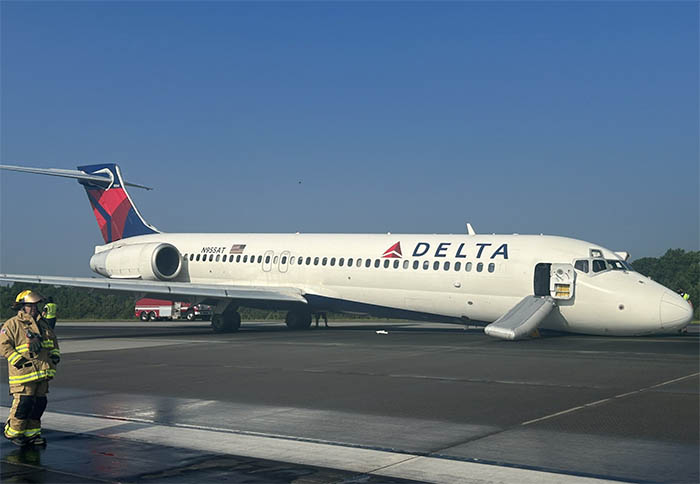 Delta uçağı B717 burun üstü indi