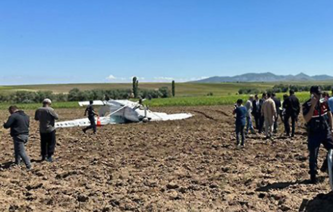 Cessna 207 Aksaray’da tarlaya inerken ters döndü