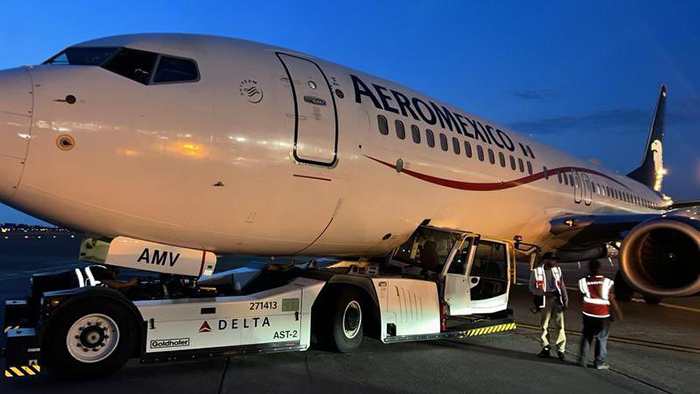 Aeromexico’nun B737-800′ push back aracına çarptı