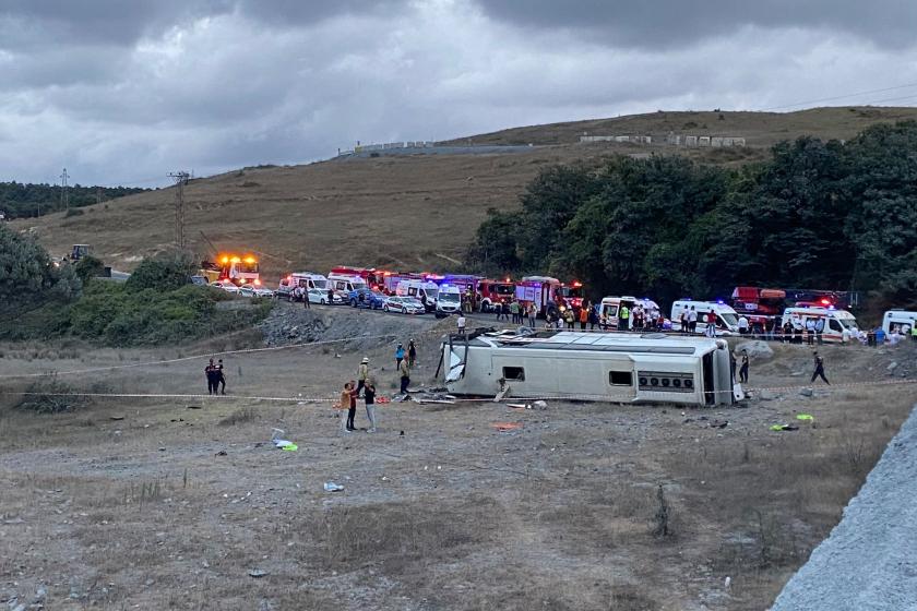 Havalimanı servisi köprüden boş araziye düştü