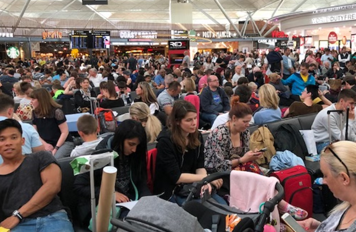 Londra Stansted Havalimanı’nda kaos yaşandı