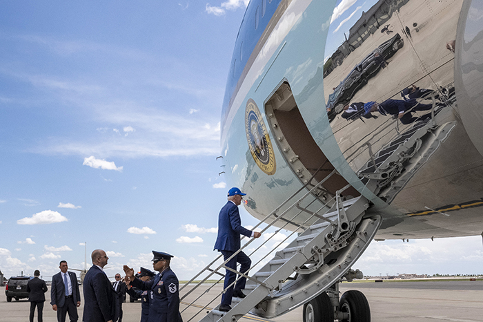 Joe Biden, Air Foce One’a artık alt kapıdan biniyor