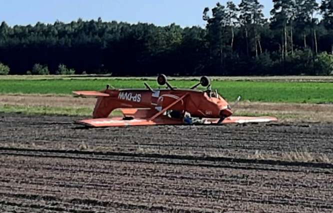 Polonya’da ilaçlama yapan Cessna 172 acil inişte ters döndü