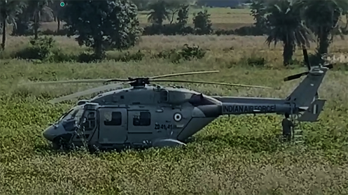 Hindistan’da askeri helikopter tarlaya acil indi