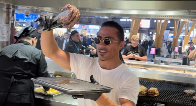 Nusr-Et, Saltbae Burger ile İGA İstanbul Havalimanı’nda