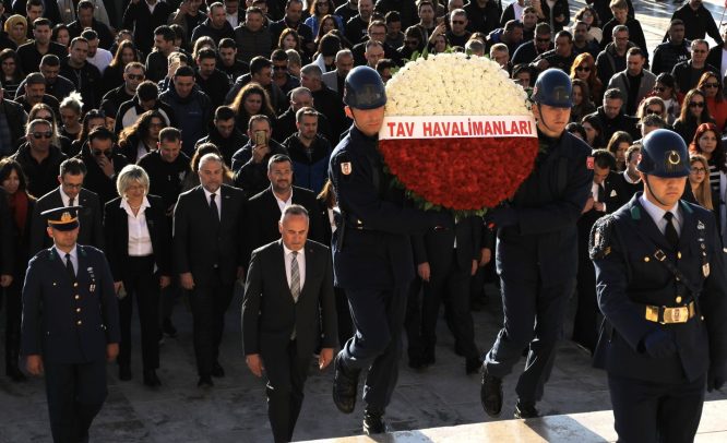 TAV’ın Kaptan’ı çalışma arkadaşlarıyla Anıtkabir’i ziyaret etti