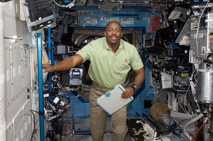 Astronot Leland Melvin, ‘Dışarı süzülen uzaylı benzeri bir şey gördüm’