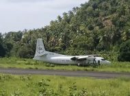 Fokker 50 lastik patlattı çimde durdu