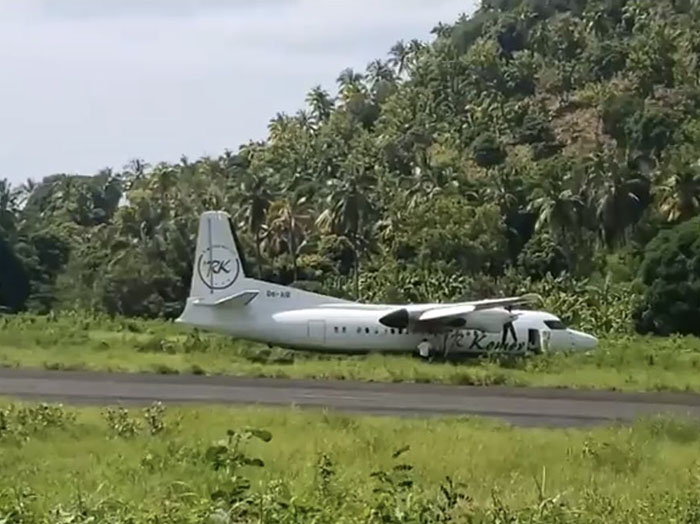 Fokker 50 lastik patlattı çimde durdu