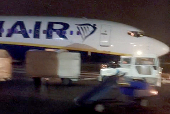 Ryanair’e ait B737-800 uçağı pistte kaldı, uçuşlar gecikti