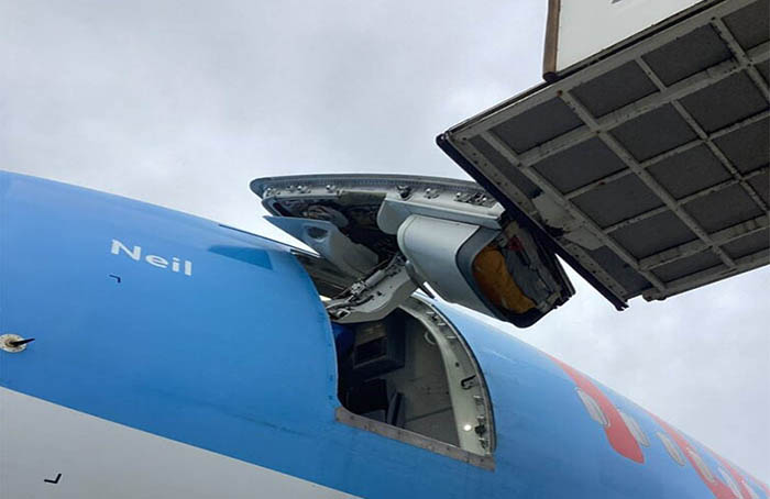 TUI Airways’in B787’si merdivene çarptı