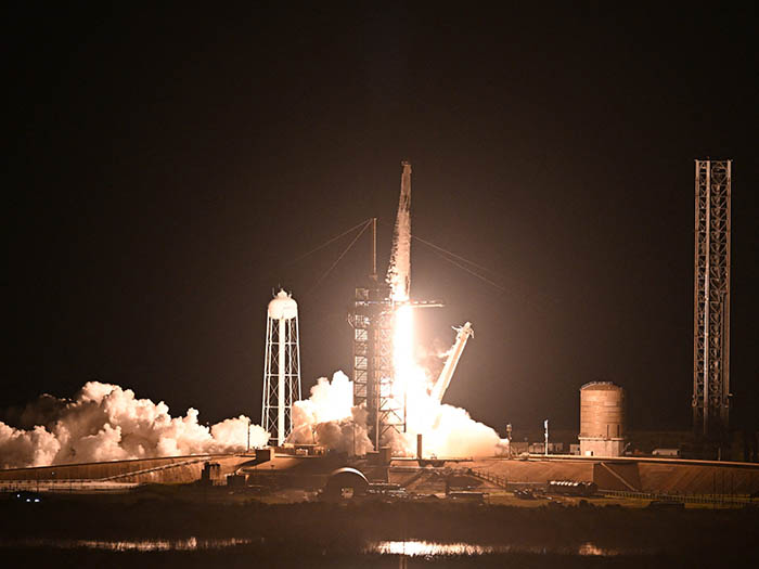 SpaceX, Dragon uzay aracını uzaya taşıdı