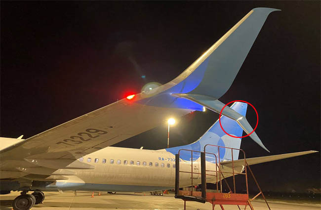 Pobeda Havayolu’nun B737’sine apron aracı çarptı