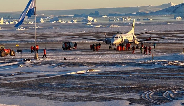 Saab 340 ANtartika’da yenilenen piste indi