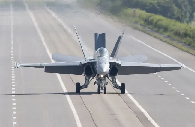 İsviçre’de F-18 savaş uçakları otoyola indi