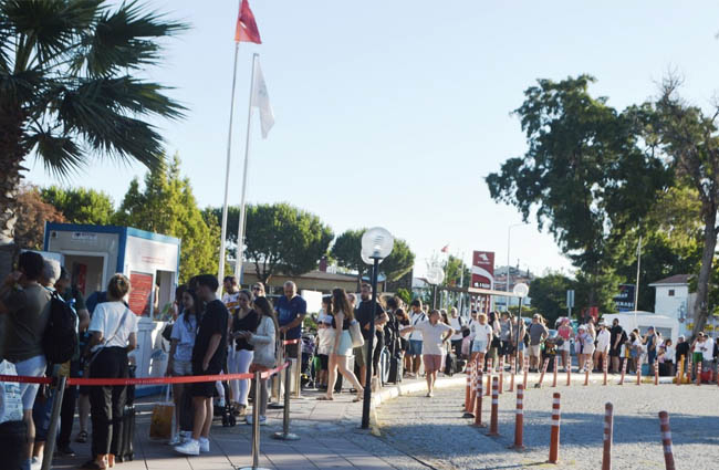 Rodos Adası’nda kapıda vize kabus oldu