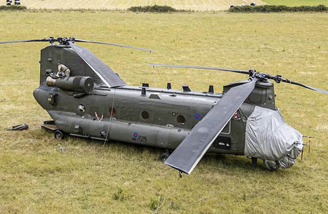 İngiltere Dorset’te Chinook acil indi