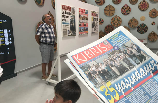 Kıbrıs Gazetesi4nin manşetleri Ercan’da sergileniyor