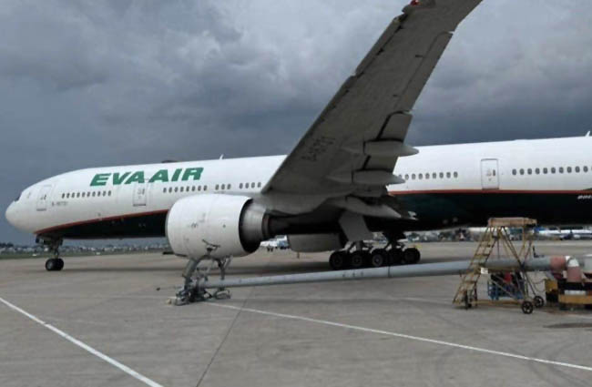 EVA Air’in B777’si Vietnam’da direğe çarptı