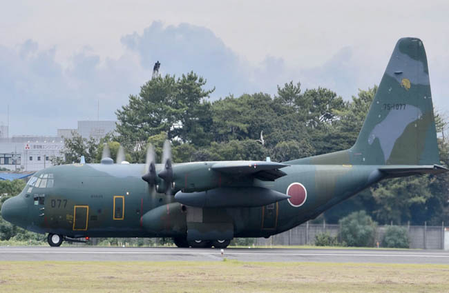 Japonya Hava Kuvvetleri’nin C-130’u acil indi