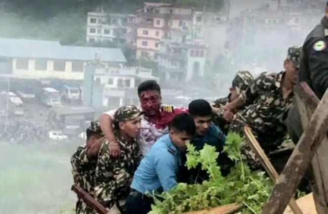 Nepal’deki uçak kazasında pilot yaralı kurtuldu