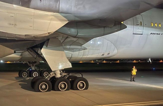 Manila Havalimanı’nda B777 kalkışta lastik patlattı