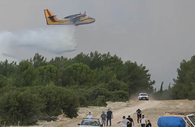 Gaziemir ve Buca’da havadan yangınla mücadele sürüyor