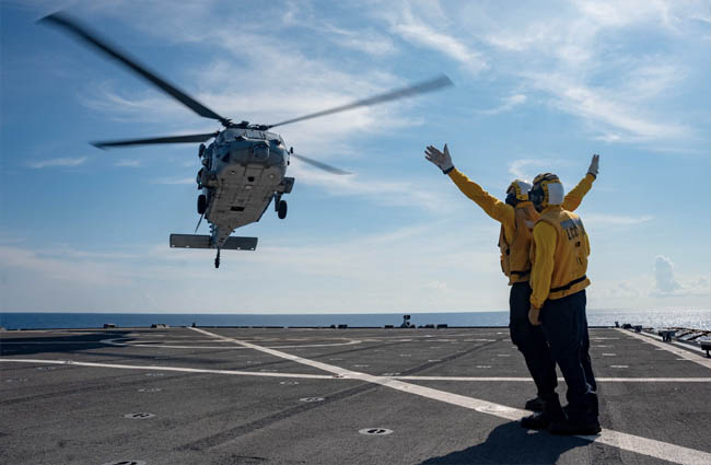 ABD donanmasının iki helikopteri eğitimde çarpıştı