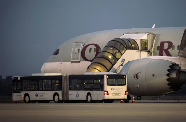 Almanya sınır dışı etti Qatar Airways taşıdı