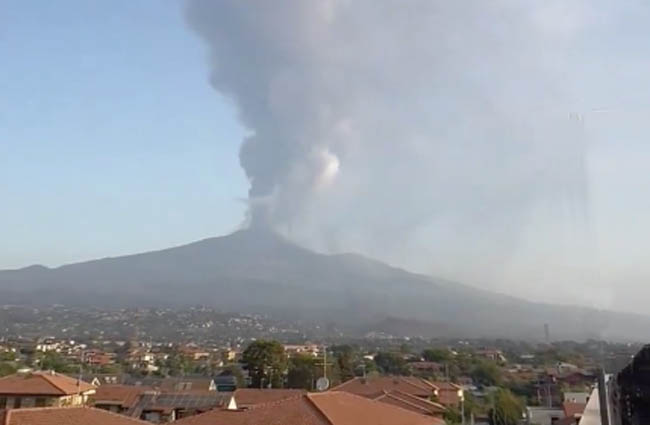 Etna Yanardağı Katanya uçuşlarını engelliyor