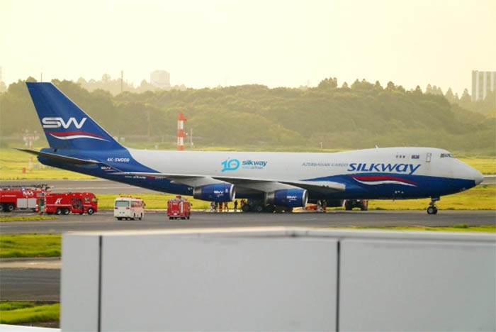 Silk Way’in B747-400F uçağı inişte lastik patlattı