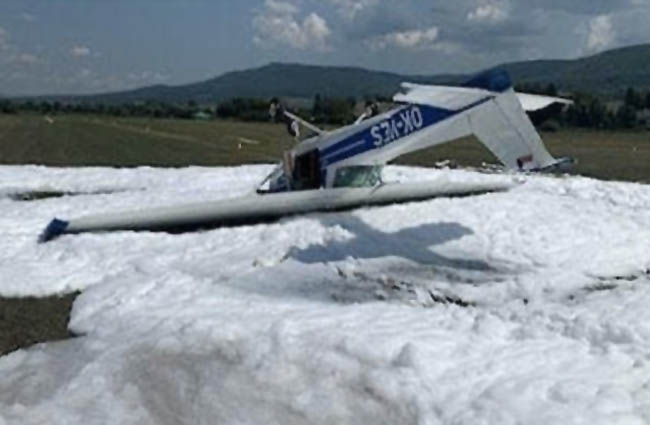 Slovakya’da Cessna 152 inişte takla attı